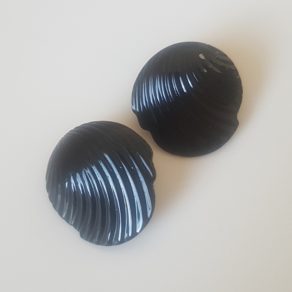 Black Shell-Shaped Earrings - Picture 6 of 8